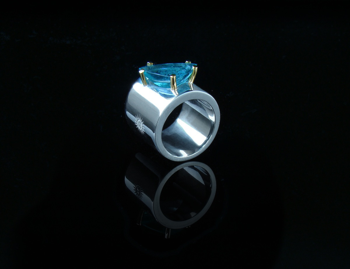 Anillo de plata,oro y turmalina azul